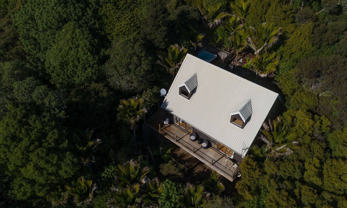 Onetangi Cottage | 4 Wheel Drive included. 5-minute walk from Ferry to car. Hot on arrival Spa Pool