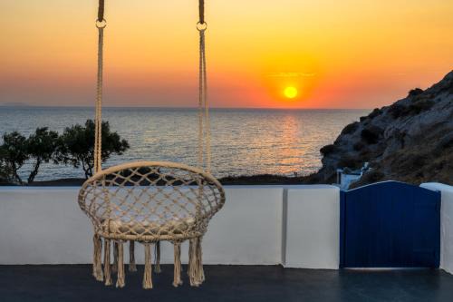 Kamari Villa | Α Peaceful Seafront Escape in Santorini- Sonus Mare