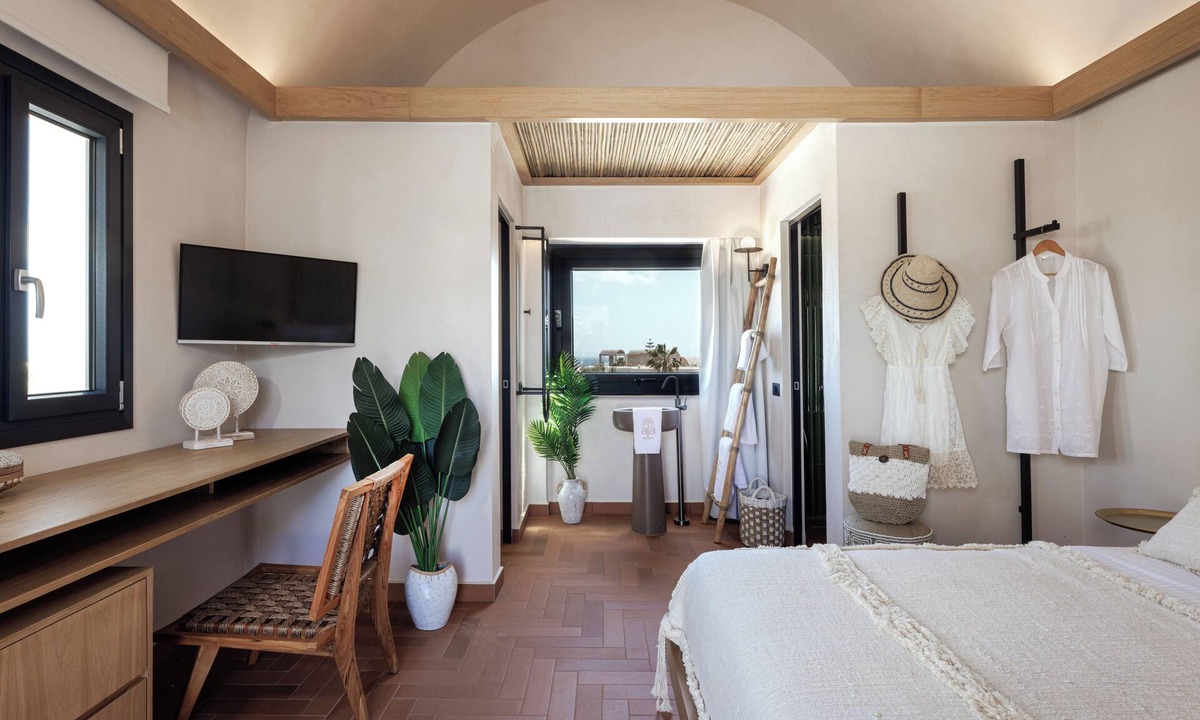 Kamari Bed & Breakfast | Aja Retreat Luxury Suites