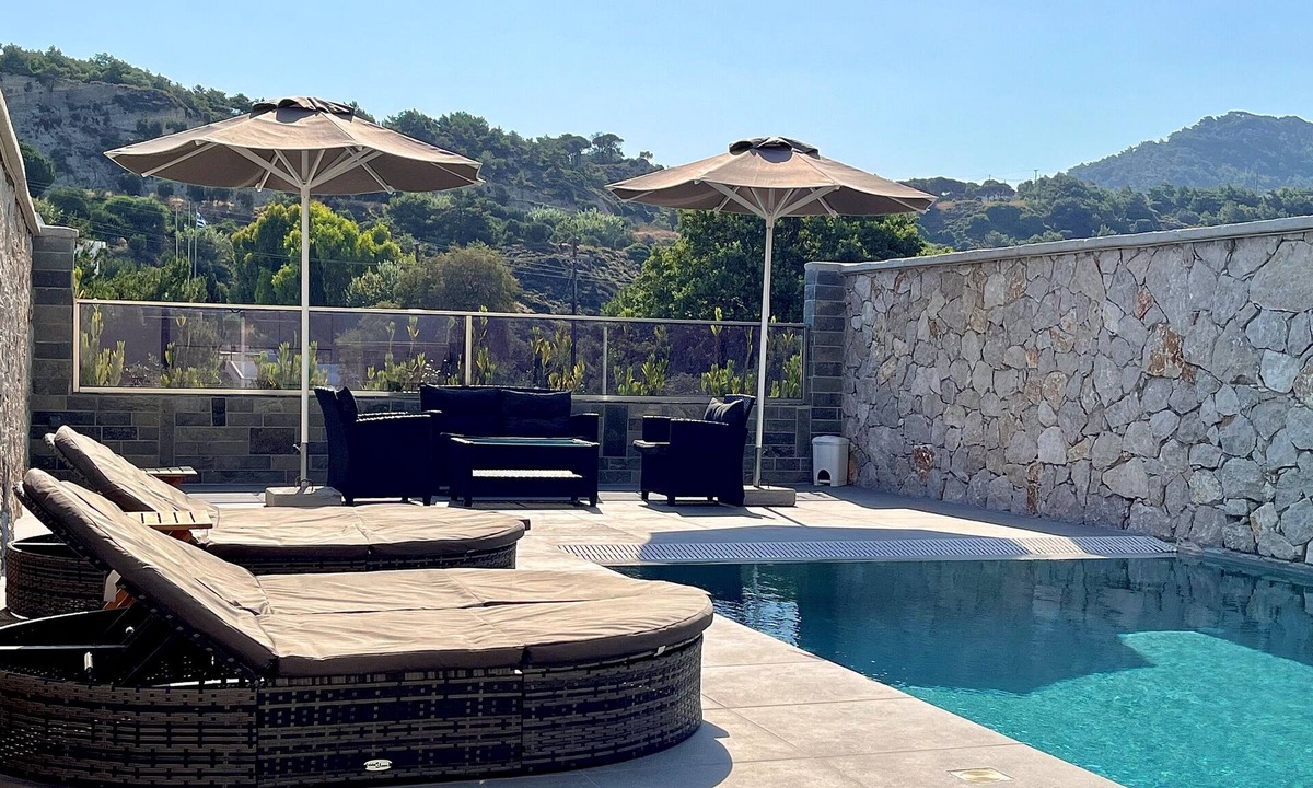 Kremasti Apartment | Ariadne Superior Suite | Views of Mount Filerimos ⛰️🦚🌿