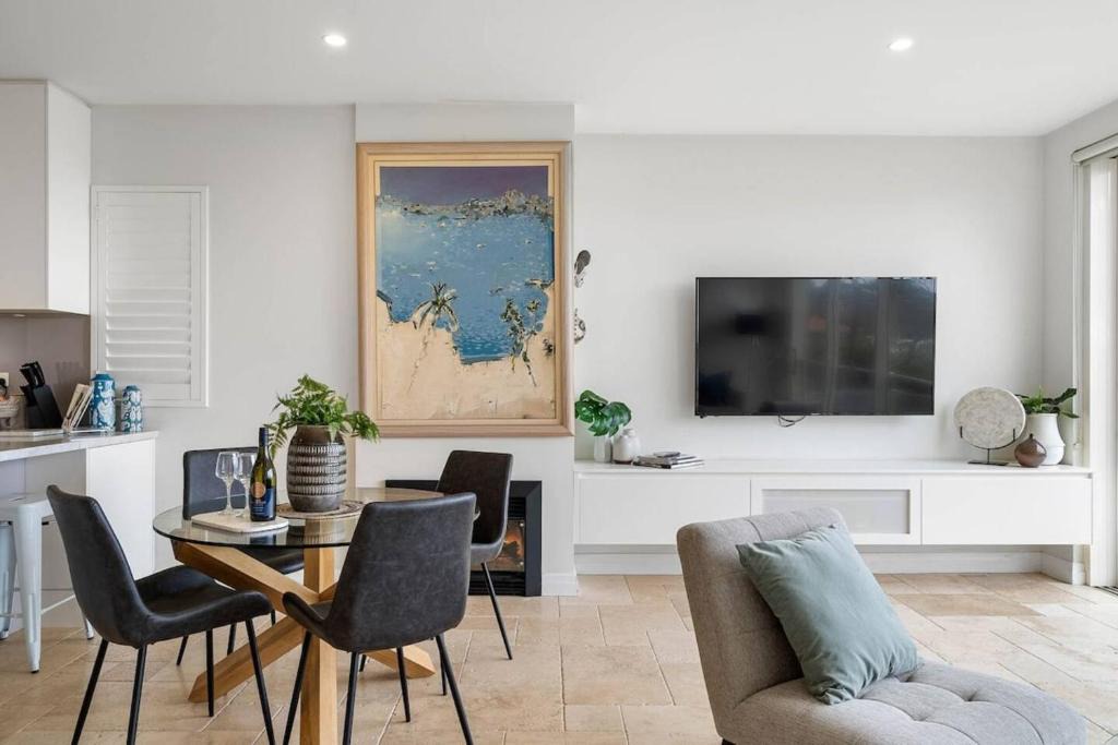Mosman Apartment | Balmoral Bliss - Expansive Views of Sydney Heads!