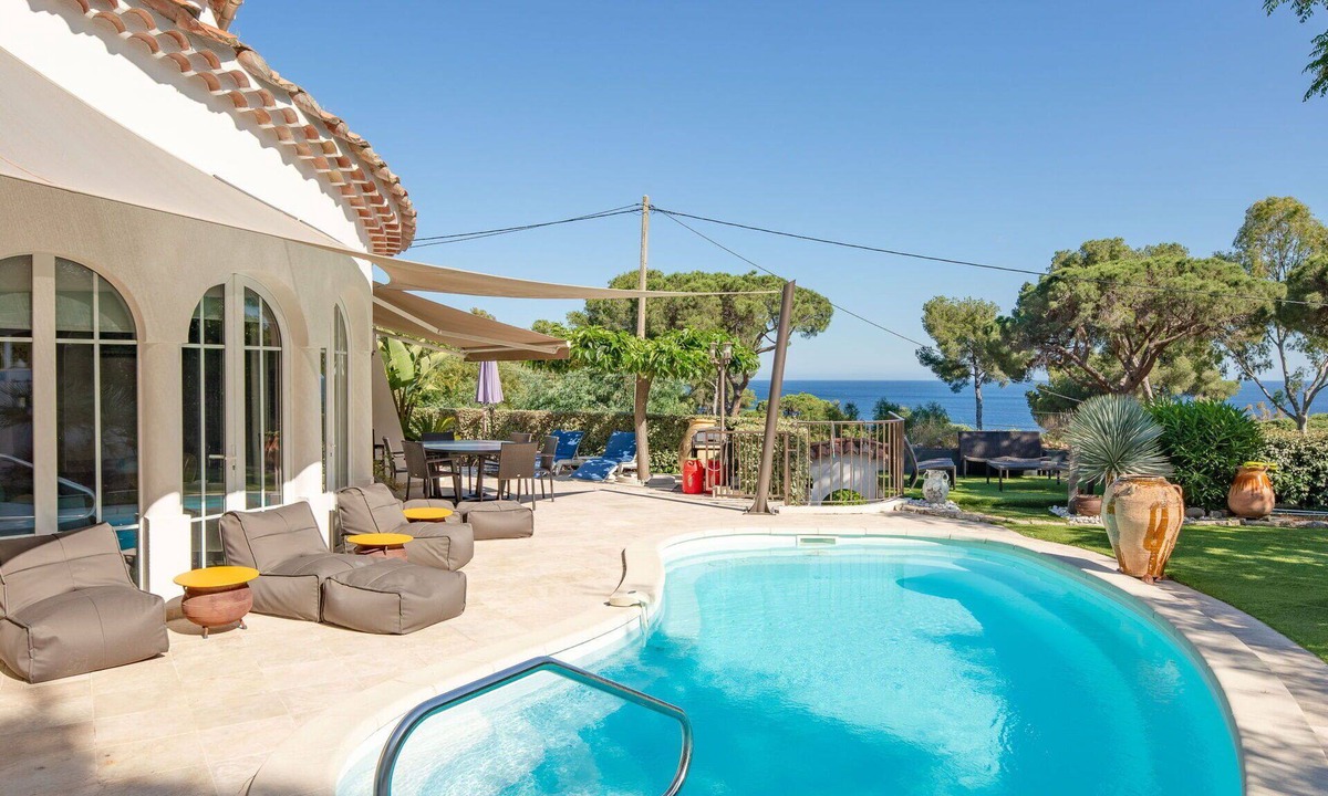 Plage de la Garonnette House | Beautiful private villa for 6 people with private pool, WIFI, A/C, hot tub, TV and terrace