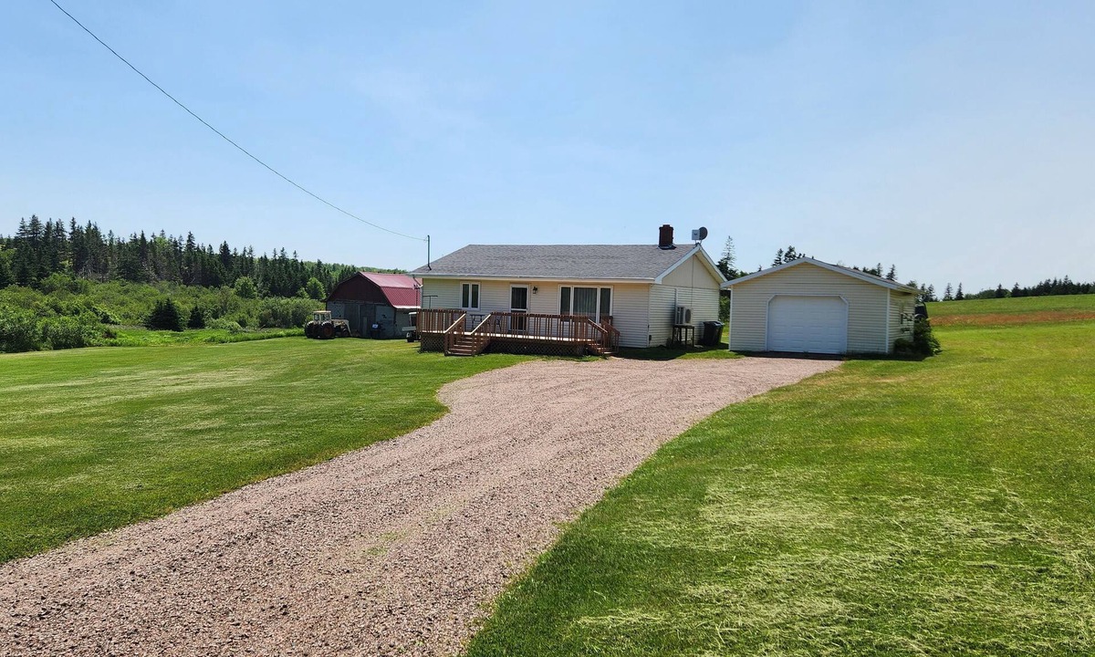 Mayfield House | Beautiful Private Country Farm Setting, Clean 6 Min 5 Km to Cavendish Area