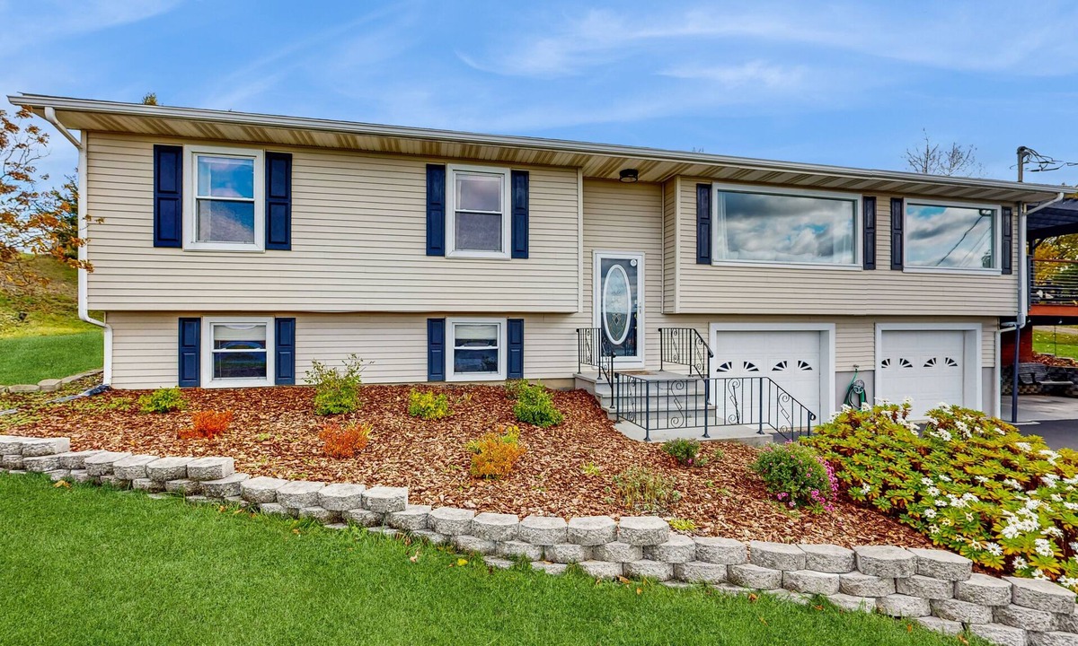 Burdett House | Beautiful Seneca Lake Property – Main House + Studio Apartment with Deck & Gym