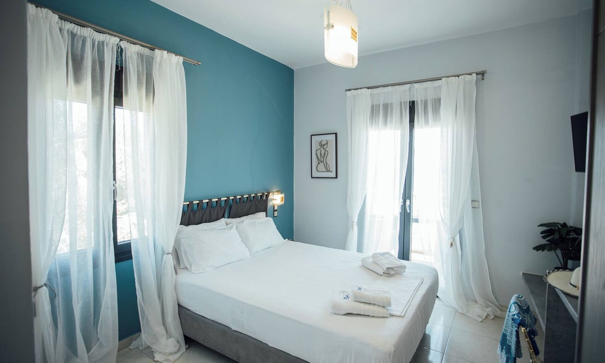 Plomari Hotel | BlueWaves Studios and Villas