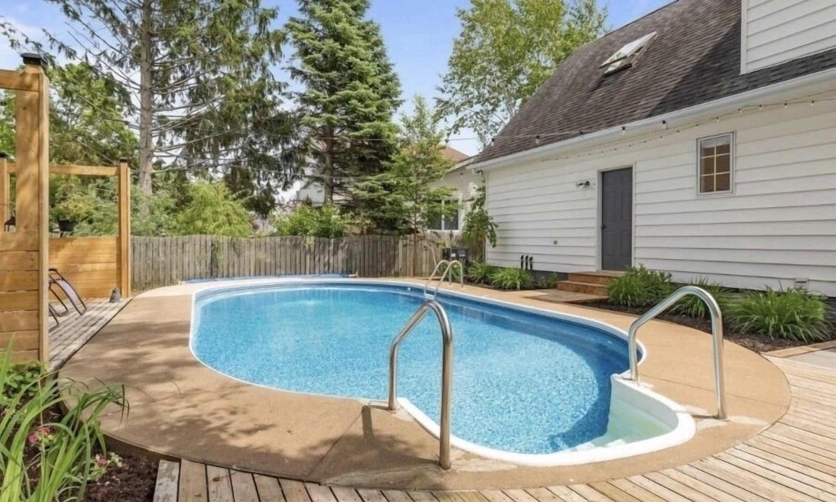 Charlottetown House | Bright 3 Bed, 2.5 Bath, In-Ground Pool/Hot Tub, Close to Downtown Charlottetown❗️