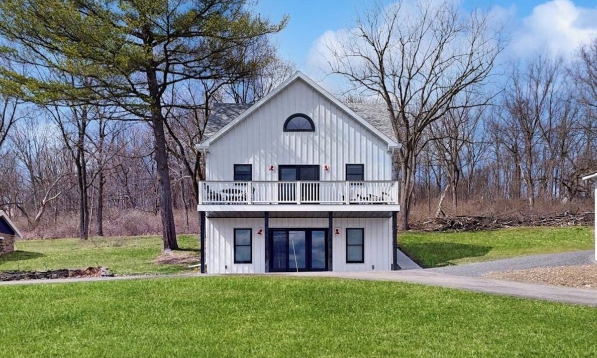 Valois House | Bright and beautiful lake view home w/deck, grill & games room