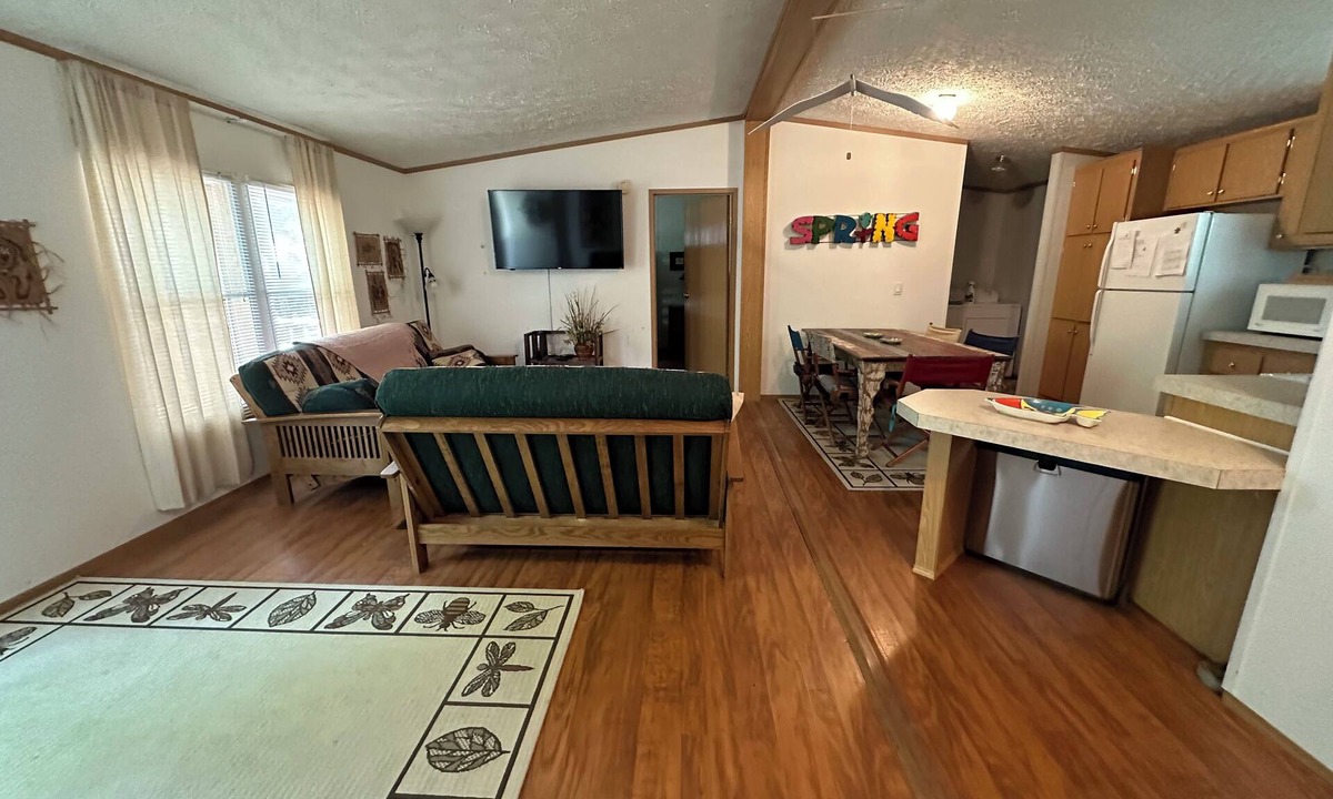 Valois Cottage | Charming 3-bedroom cottage with AC, WiFi in fabulous Hector.