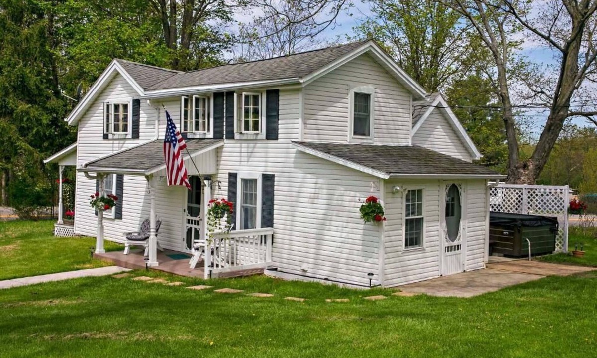 Hammondsport House | Charming 3-bedroom farmhouse with AC in quaint Hammondsport
