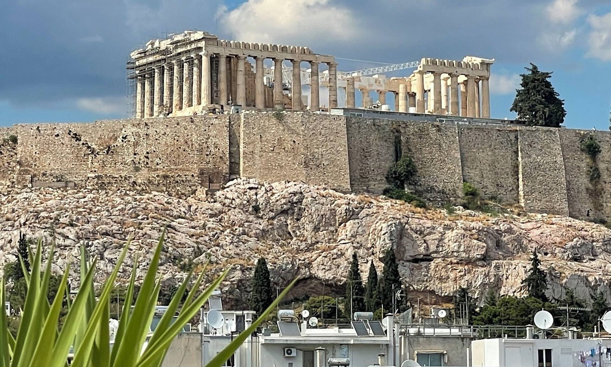 Koukaki Apartment | Chic Acropolis apartment with stunning roof terrace in Athens historic center