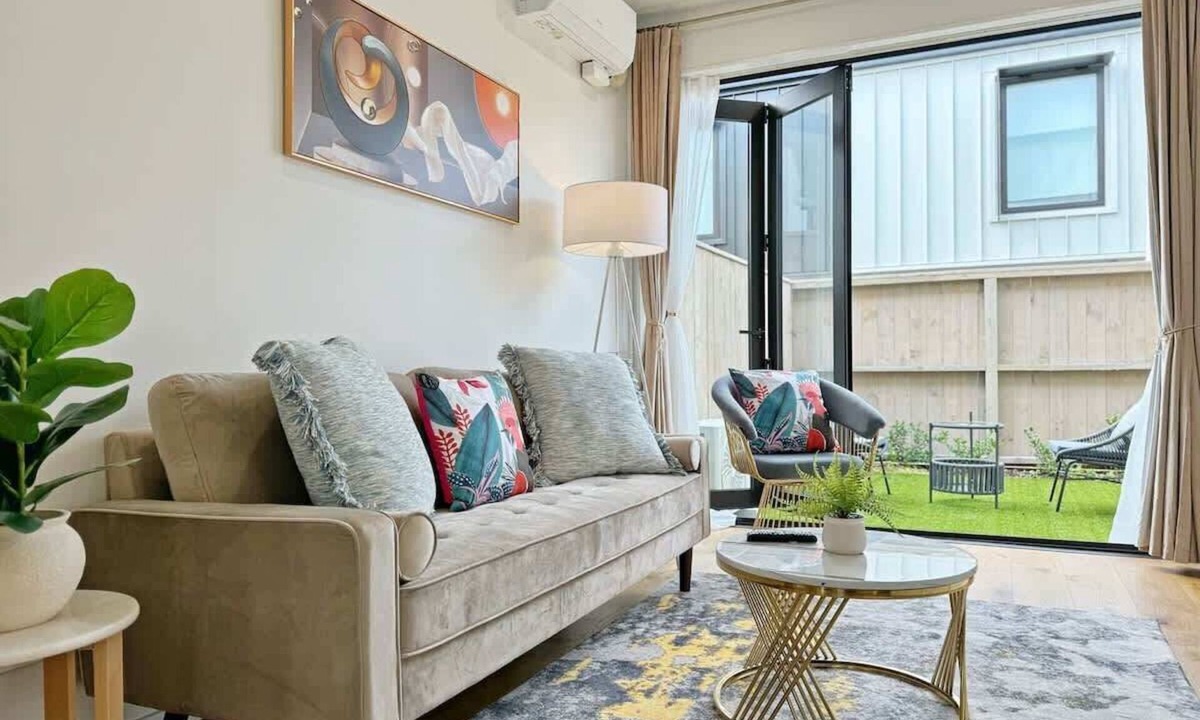 Grey Lynn Condo | City & Ponsonby Center Side 2 BDR Townhouse vs AC