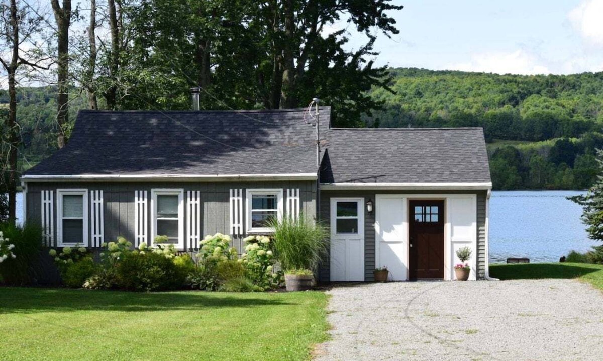 Dundee Cottage | Duckingham Cottage: 3 bedroom home with private lakefront, Waneta Lake