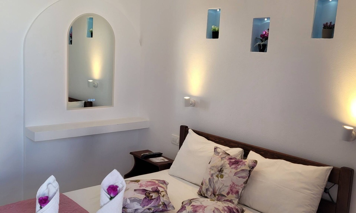 Perissa House | Evelina Pension
