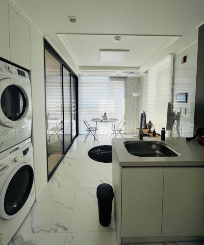 Sogong-dong Apartment | Explore Seoul on Foot III Market to Palace III Heart of the City III One- and-a-Half-Bedroom Apartment with Sliding Door