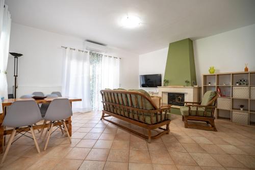 Nea Makri House | G&A Family Home near the Beach by MΡS