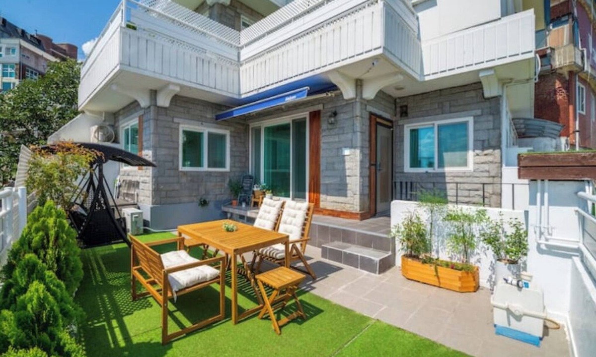 Changsin-dong House | Haiyan House, Private Seoul Stay with Courtyard
