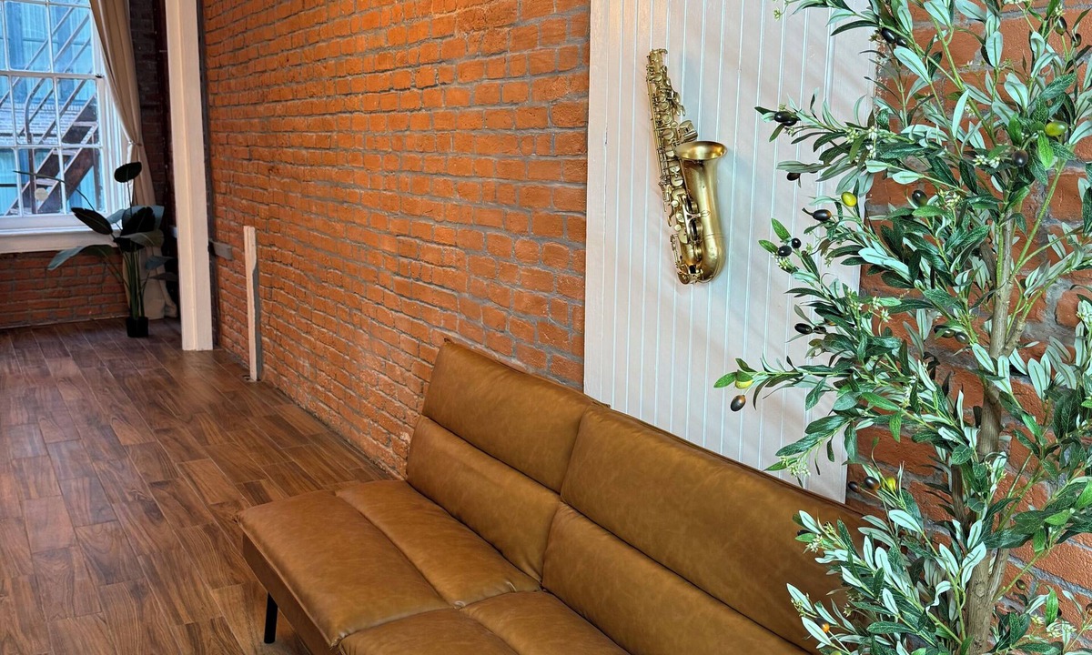 Central Business District House | Historic Downtown Hardwood Apartment 2 Minute Walk to French Quarter -3B