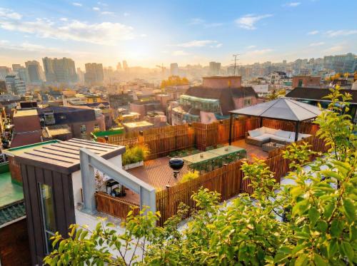 Yeongtong-gu House | HT Tailored Service Urban Retreat Gym and Garden