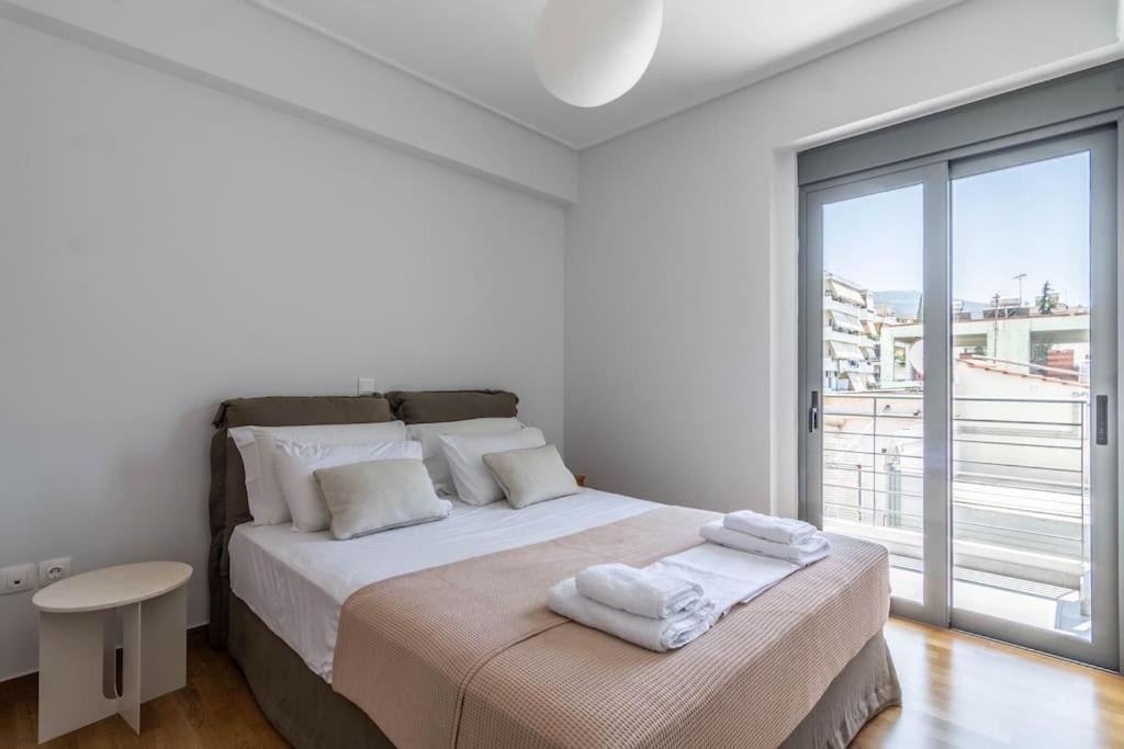 Papagou-Holargos Apartment | Light
