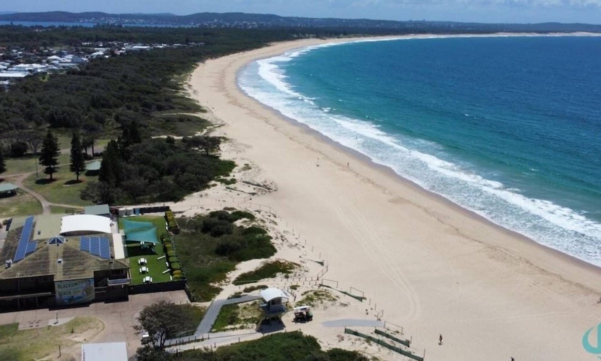 Blacksmiths House | Longshore Drift - metres to Blacksmiths Beach