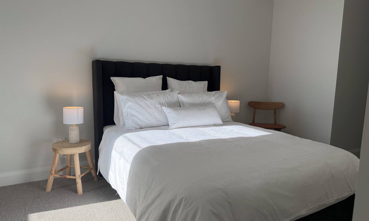 Newcastle Apartment | Luxurious Beachside Retreat: Modern Comfort in Newcastle's Heart