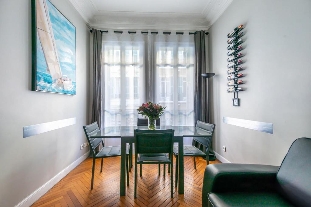 Carabacel Apartment | Nice Central Art Deco Flat 45 m²
