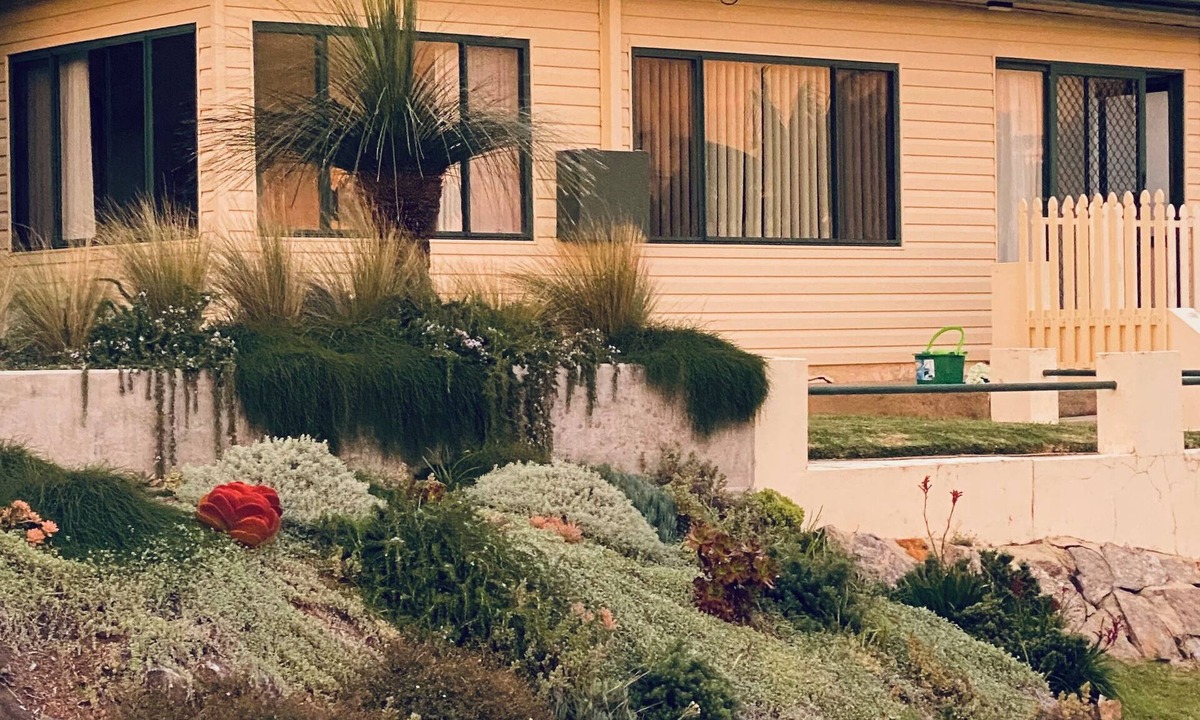 Currarong Cottage | Parker's on Walton, Cosy Family Cottage, 5 min walk to beach, Bowling Club