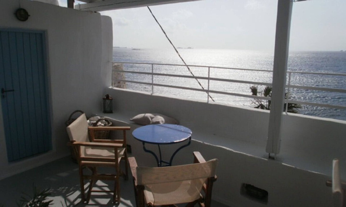 Parikia Apartment | Paros Parikia Pantarei*: seafront apartment in the town. 5 June 2004