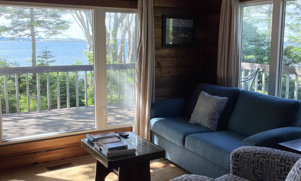 Anne's Land Cabin | Private Ocean Front Cabin Close To Cavendish Beach, Restaurants, & More!