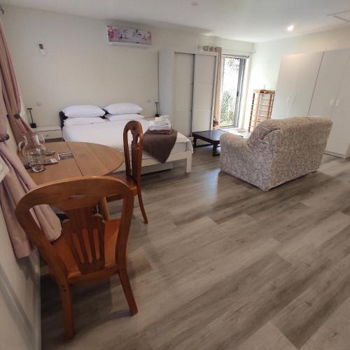 The Gardens Apartment | Quiet 40m Studio - Kitchen, Washer, AC, Work Desk