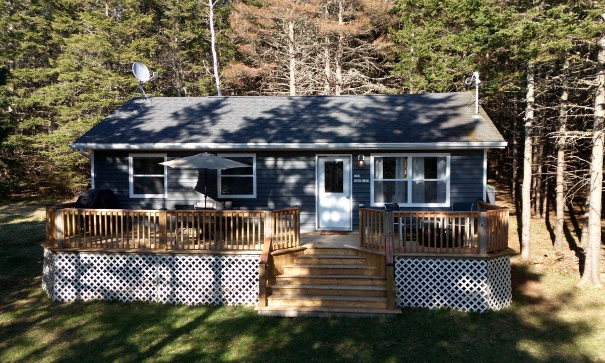 Stanley Bridge Cottage | Quiet Lakeside-Style 2BR Cottage | Firepit, Deck & Cozy Summer Nights