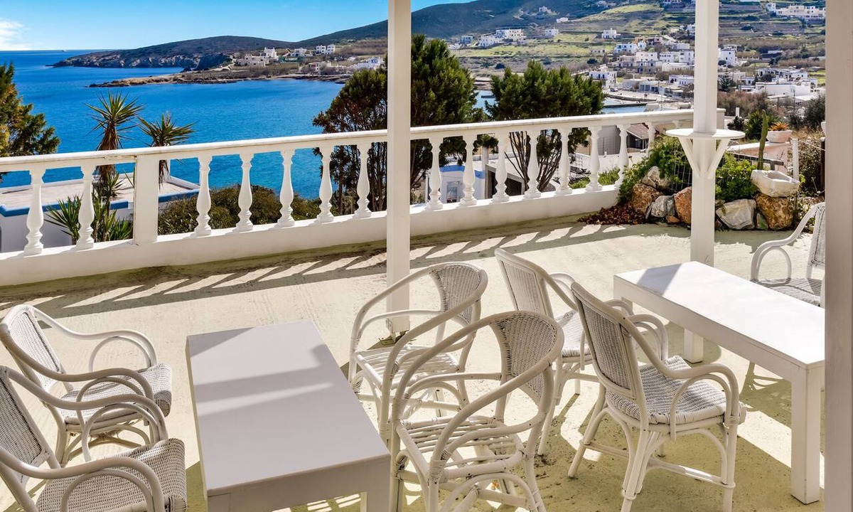Azolimnos House | Scenic Holiday Home in Syros with Balcony