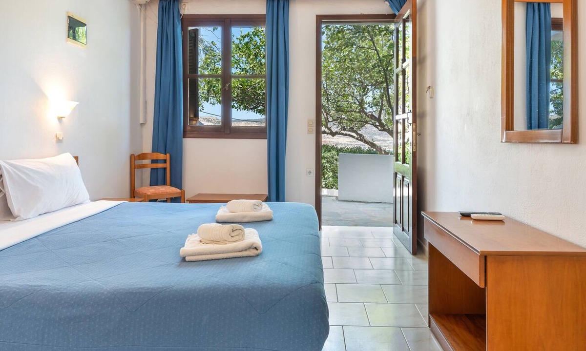 Menetai Apartment | Sea View Ground Floor Room with Sea View and Shared Pool
