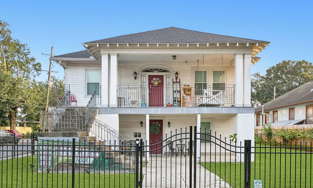 Leonidas House | Spacious 3-Bedroom Uptown House – Steps to Streetcar & Downtown