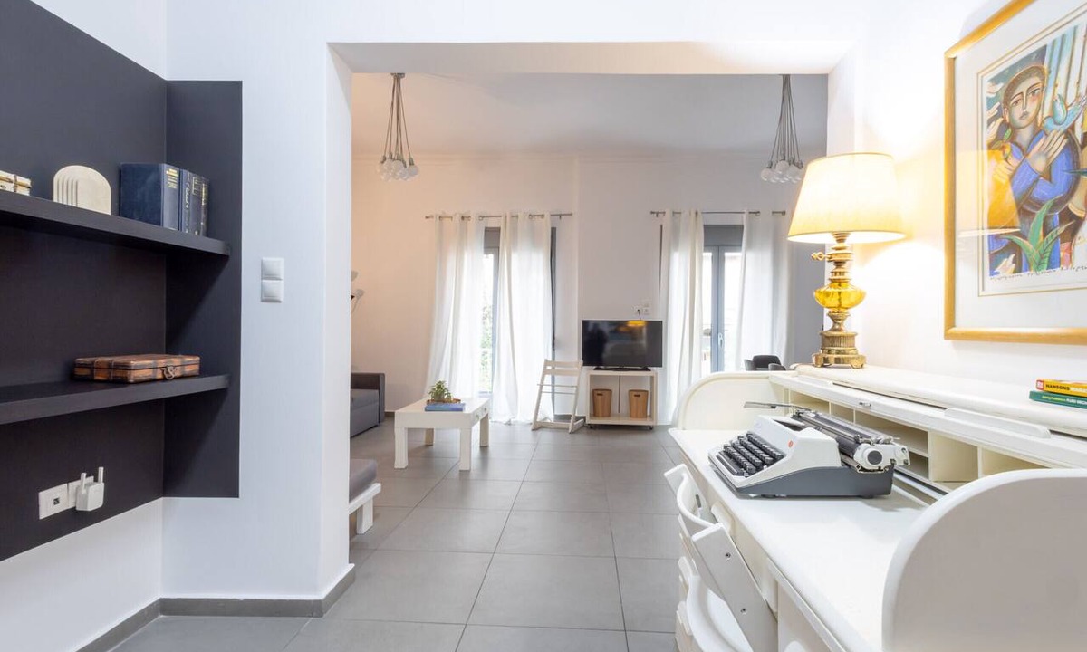 Neos Kosmos Ski Chalet | Spacious 4BR House near Acropolis | Roof Garden | 12 Guests
