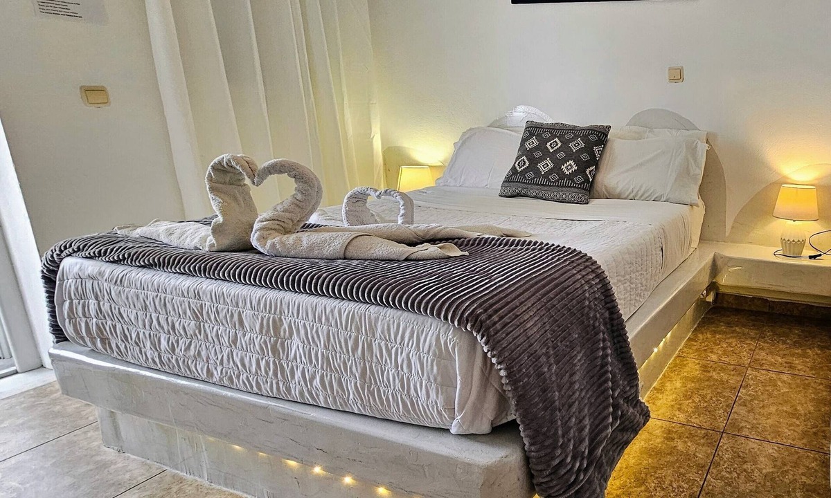 Perissa Apartment | Studio Apartment 'Pleasure View 2' with Mountain View, Wi-Fi and Air Conditioning