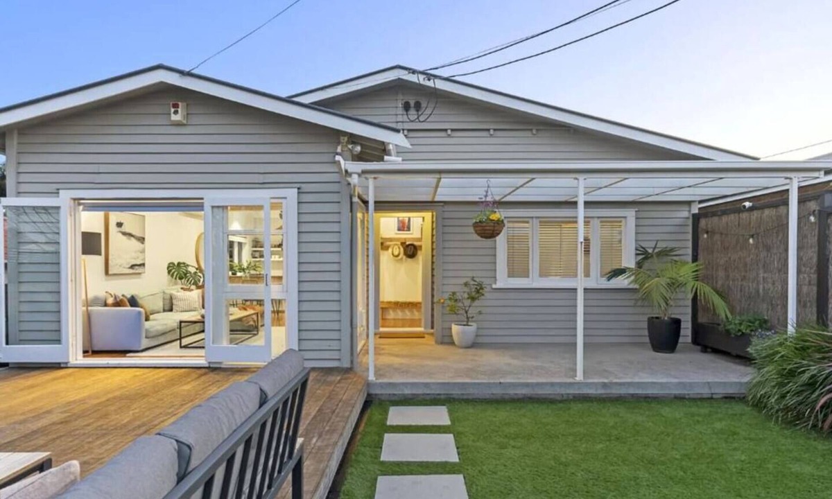 Point Chevalier House | Sunny Central Auckland Villa with Hot Tub. Pet Friendly!