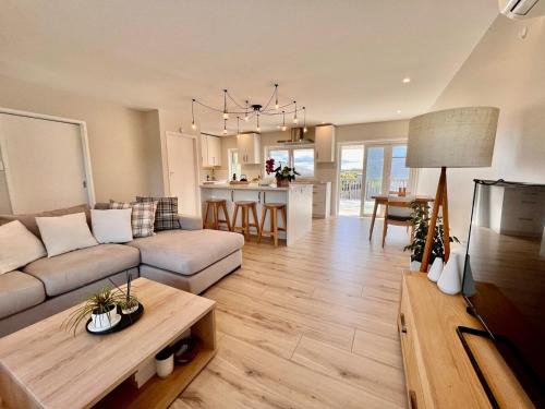 Takapuna Apartment | Sunny home in Takapuna