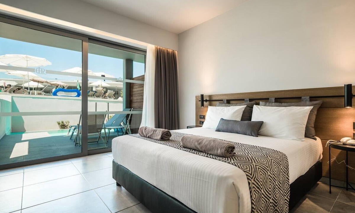 Psalidi Apartment | Superior Double Room with Swim-up Sharing Pool – Inland View