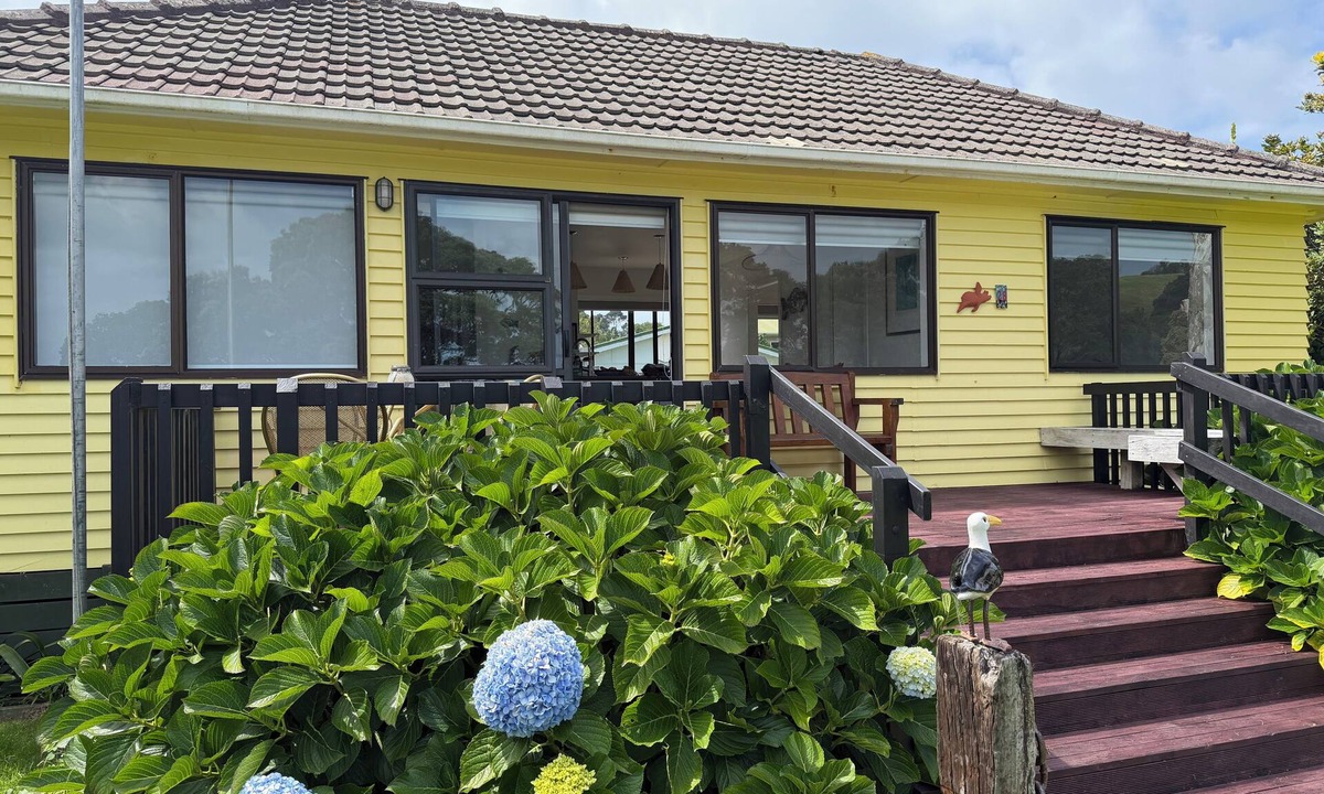 Tawharanui House | The Yellow Bach 90m to Campbells Beach; kayaks, wifi, Sky, Netflix, sleeps 4