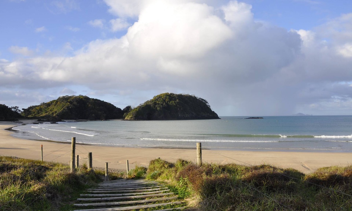 Tutukaka Cottage | Tui Cottage Private rural retreat with elevated views to the ocean
