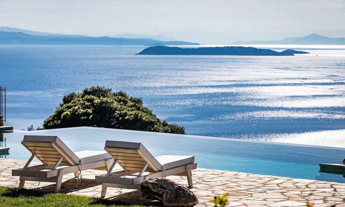 Glossa Villa | Villa Isyren, Divine Sea Views, Private Infinity Pool, Spacious Furnished.