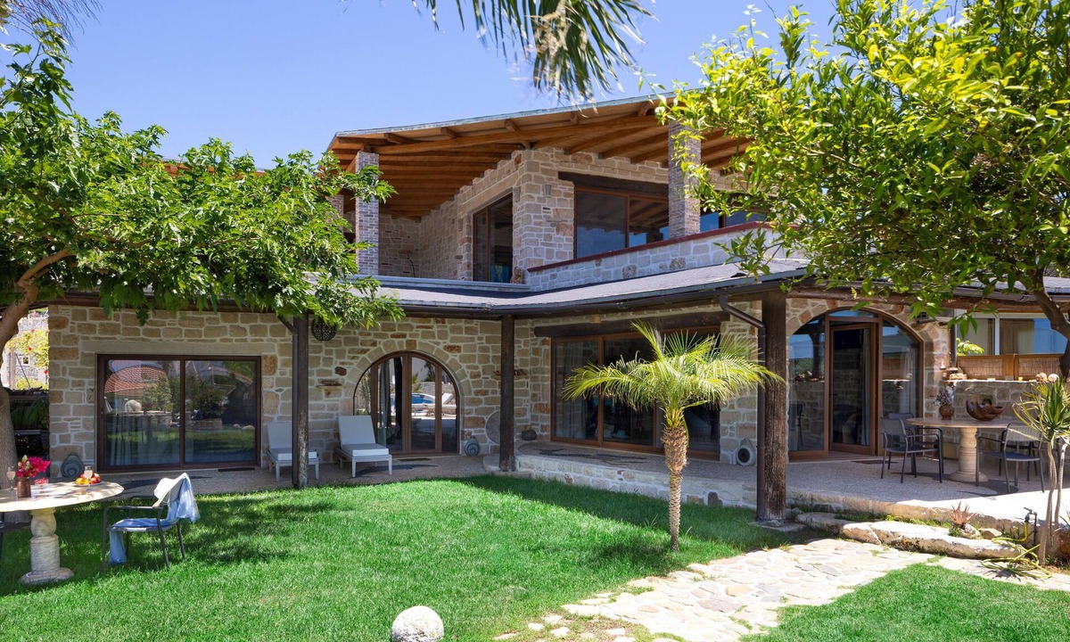 Marathi Villa | Villa Minoa just next to the Beach, with Surprising Sea and Mountain Views