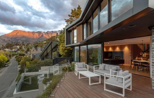 Kelvin Heights House | Willow Waters lakeside luxury