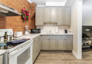 Upscale 2BR Apt with King Bed and Netflix- Prime Location! in Beasley