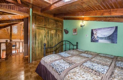 Arachova Ski Chalet | Ευχάριστο σαλέ με σοφίτα και τζάκι.