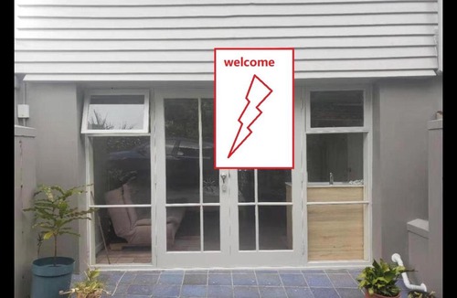Epsom Apartment | 1 Queen Bed and 1 Sofa Bed, Serviced Studio B