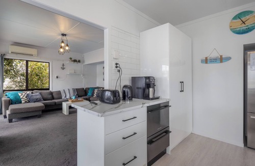 One Tree Point House | 100m to Beach! Hot tub! Pet friendly! Games room!