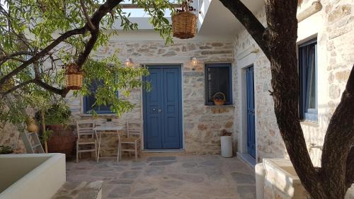 Filoti House | 1875 panoramic stone house