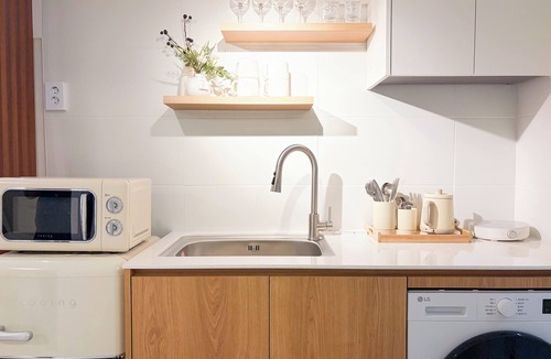 Gahoe-dong House | 2-Bedroom Private Modern Korean Stay near Bukchon Hanok Village/Anguk Station